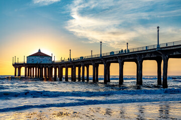 Obraz premium scenic pier at Manhattan Beach near Los Angeles in sunset