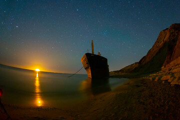 Sunken ship, photographed with the Milky Way at night and sunrise in the morning