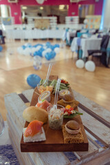 Mise en bouche et verrines de traiteur lors d'une fête