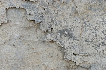 Textura de pared de piedra con cemento gris antiguo, con rasguños y grieta