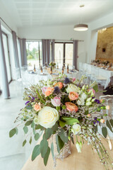 Un bouquet de fleurs sur une table dressée pour les invités - mariage
