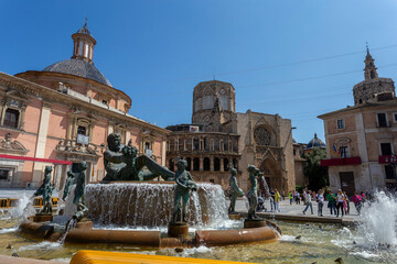Fototapeta na wymiar The Turia Fountain and the Valencia Cathedral in Valencia