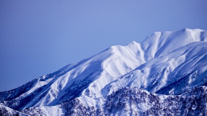 新潟県湯沢町から見た雪が積もった山々