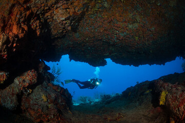 Fototapeta na wymiar Diver on the Fishbowl divesite off the Dutch Caribbean island of Sint Maarten