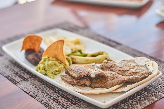 delicioso almuerzo tradicional completo