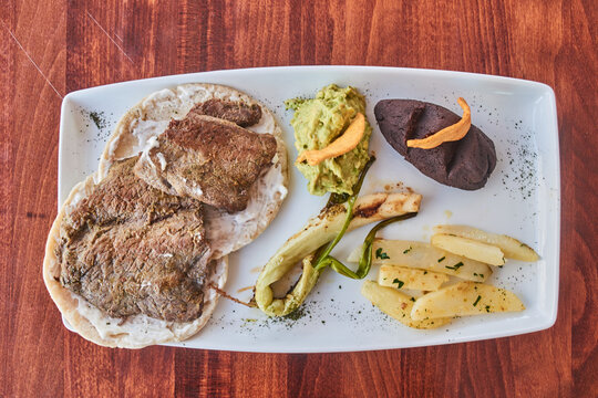 delicioso almuerzo tradicional completo