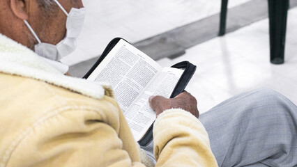 Hombre leyendo la biblia