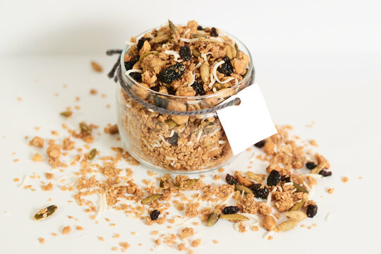 granola en frasco con granos horneados nutritivos 