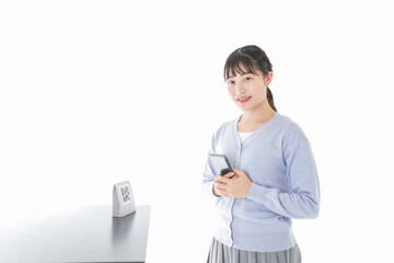 キャッシュレス決済をする若い女性