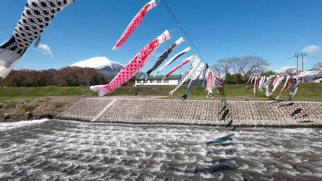 川を舞う鯉のぼり2