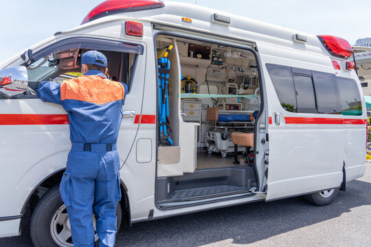 救急車と救急隊員の後ろ姿