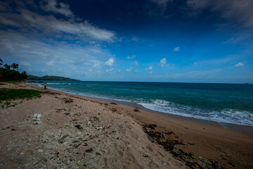 Obraz premium The natural background of the morning light rising in the middle of the sea and surrounded by mountains, cool breezes, the beauty of the ecology of the tourist attractions.
