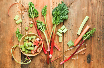 frische Rhabarber Stiel Stangen overhead Top View ernten putzen Stücke Stiele HIntergrund Background