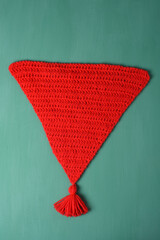 Banderín en crochet para decorar balcón en fiesta mayor. Rojo sobre fondo verde