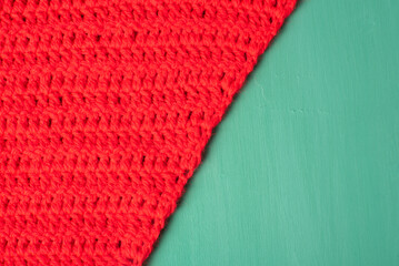 Detalle de bareta o punto alto a crochet en aumentos. Rojo sobre verde