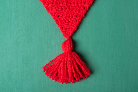 Detalle pom pom rojo, detalle de bander&iacute;n de lana a crochet.