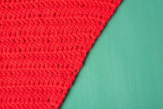 Detalle de bareta o punto alto a crochet en aumentos. Rojo sobre verde