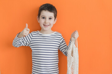 Child with eco bag thumbs up