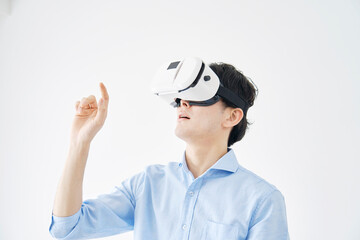 男性　VRゴーグル　仮想現実