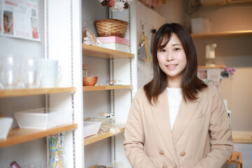 	笑顔の女性店員