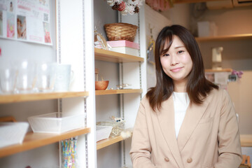 	笑顔の女性店員