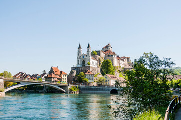 Obraz premium Aarburg, Kirche, Festung, Aare, Fluss, Altstadt, Altstadthäuser, Flussufer, Uferweg, Brücke, Aargau, Zofingen, Frühling, Sommer, Schweiz