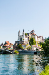 Obraz premium Aarburg, Kirche, Festung, Aare, Fluss, Altstadt, Altstadthäuser, Flussufer, Uferweg, Brücke, Aargau, Zofingen, Frühling, Sommer, Schweiz
