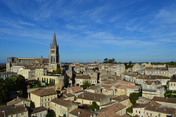 Fototapeta na wymiar La Cité médiévale de Saint Emilion et ses toitures aux tuiles romane