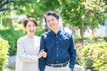 笑顔のミドル夫婦（カップル・屋外・新緑）