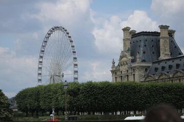 Manège situé à proximité du Louvre de Paris