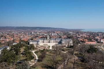 Fototapeta na wymiar Schloss Festetics in der Stadt Keszthely am Balaton aus der Luft 