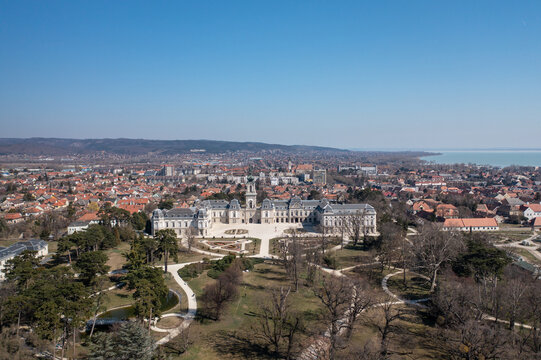 Schloss Festetics in der Stadt Keszthely am Balaton aus der Luft 