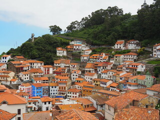 Obraz premium Cudillero, municipio asturiano con un precioso puerto marinero. España.