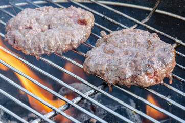 Hamburger Patty auf einen Grill