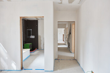 Wände und Decke spachteln bei Hausbau beim Innenausbau