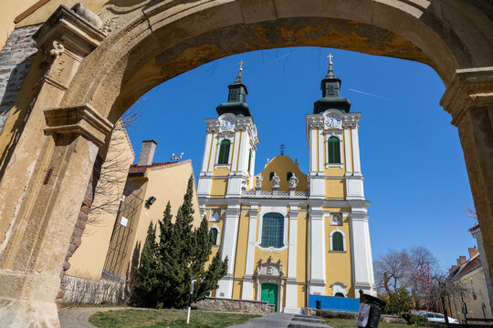 Die neue Kathedrale St. Stephan in Szekesfehervar im Frühling