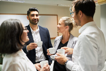 Business Team beim Kaffee trinken und beim Smalltalk