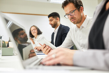 Business Leute arbeiten zusammen im Computer Workshop