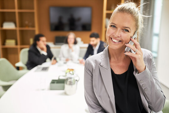 Glückliche Geschäftsfrau mit Smartphone beim Telefonieren