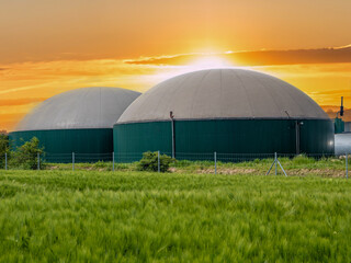 Biogasanlage bei schönen Sonnenuntergang
