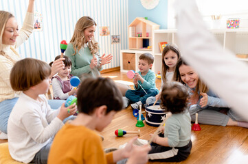 Parents taking part in the activities for preschool children. Healthy learning environment. Teacher and parents working together. - obrazy, fototapety, plakaty