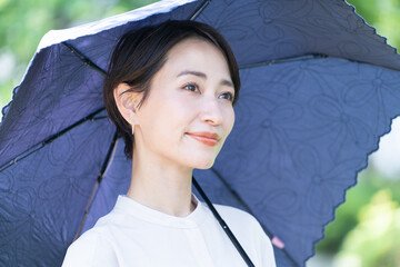 日傘を持つ女性
