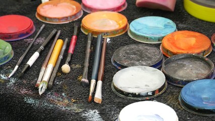 Couleurs et pinceaux pour le maquillage corporel