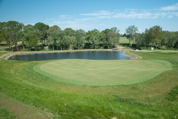 krajobraz pola golfowego w słońcu