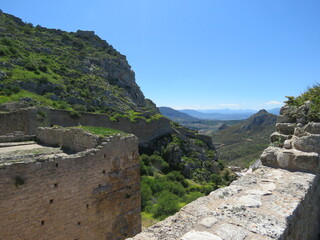 Fototapeta na wymiar Paisaje entre las ruinas de Acrocorinto. Grecia