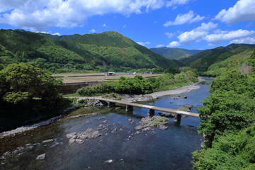 四万十川に架かる第二三島橋　初夏　（高知県　四万十町）