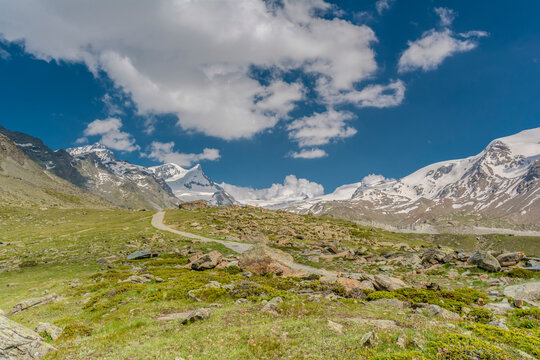 Hiking trail to Fluhalp with Rimpfischhorn (4.199 m), Adlerhorn (3.988 m) and Cima di Jazzi (3.803 m) in the background