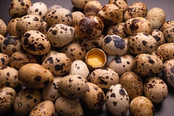 Obraz premium Group of quail eggs as a background. Raw eggs.