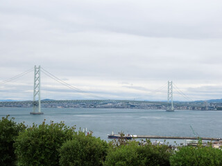 瀬戸内海に架かる明石海峡大橋を淡路サービスエリアから眺める