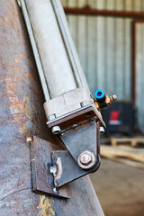 mounting of the pneumatic cylinder on the wall of the feed hopper